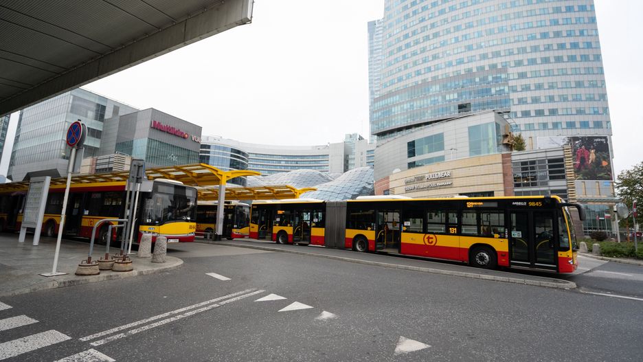 komunikacja miejska autobus pasażerowie transport warszawa ztm