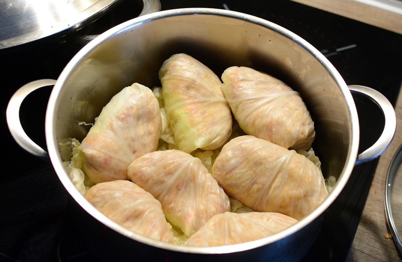 Z tym trikiem zrobisz gołąbki 2 raz szybciej. Nie musisz już parzyć liści