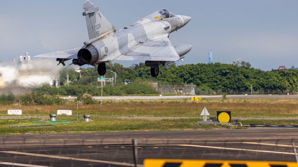  Tajwański myśliwiec Mirage 2000 ląduje w bazie sił powietrznych
