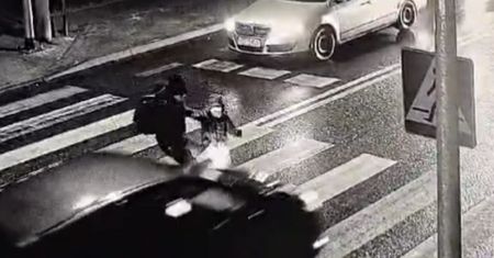 O krok od tragedii na przejściu. Matka chwyciła 6-latka w ostatniej chwil