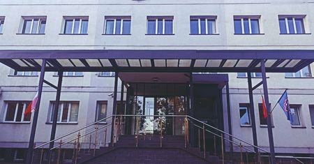 14-latka zabrała trzy butelki. Ukradła na prośbę młodszego brata