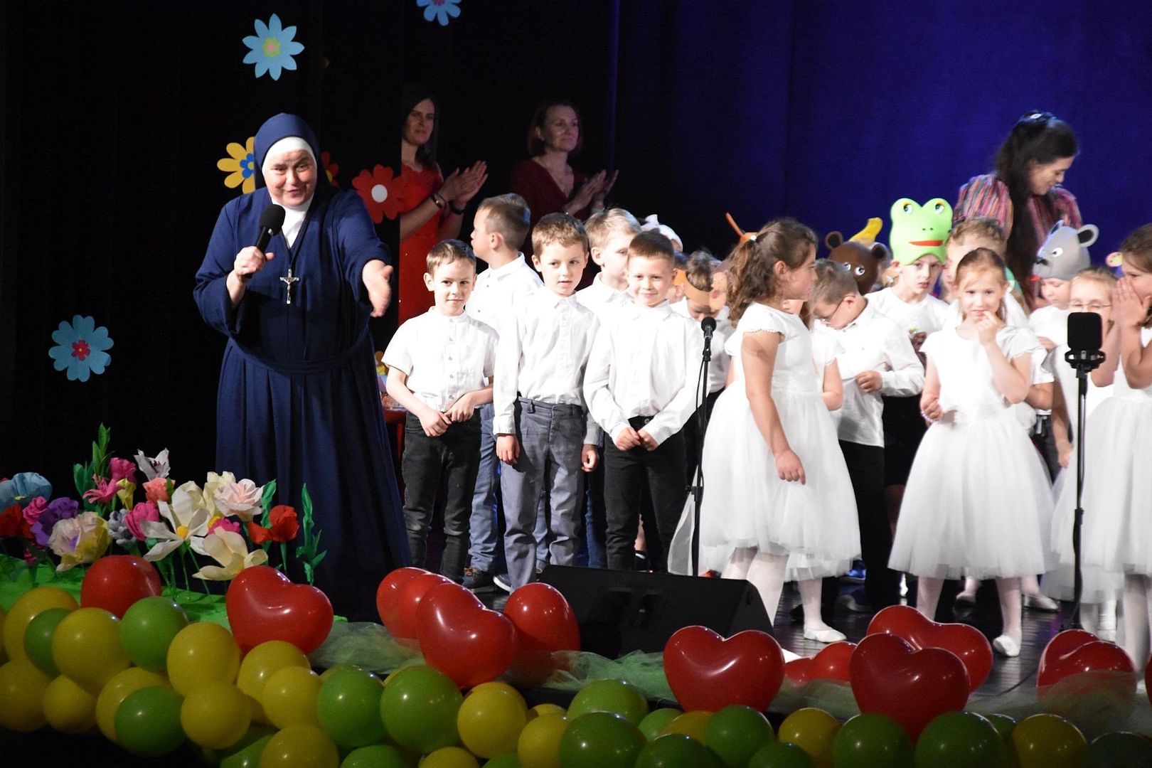 Dzień Mamy i Taty 2025 w przedszkolu Sióstr Służebniczek w Aleksandrowie Kujawskim. Na scenie wystąpili także rodzice. Zdjęcia