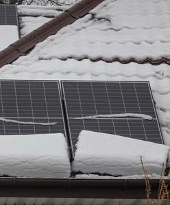 Fotowoltaika zimą. Eksperci radzą, co zrobić ze śniegiem