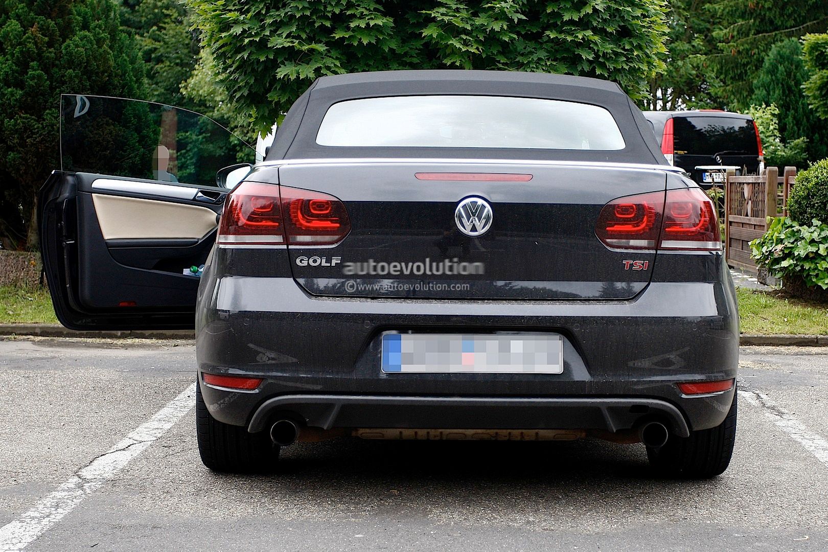Volkswagen Golf R Cabrio (fot. autoevolution.com)