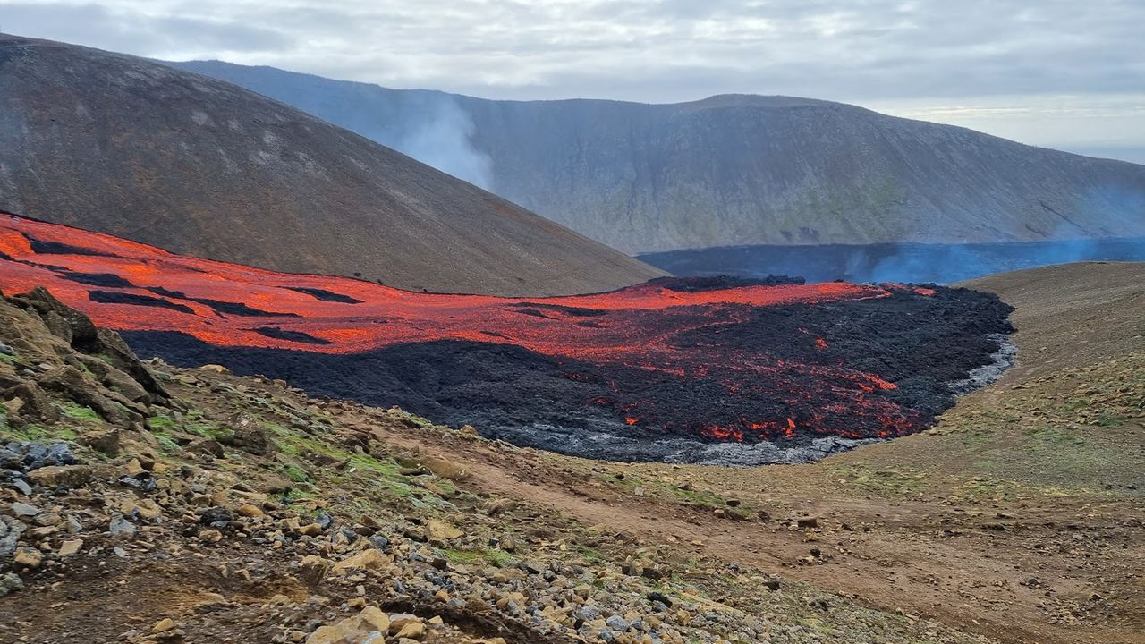 Lava flowing into the Nátthagi valley during the eruption of the Fagradalsfjall volcano.