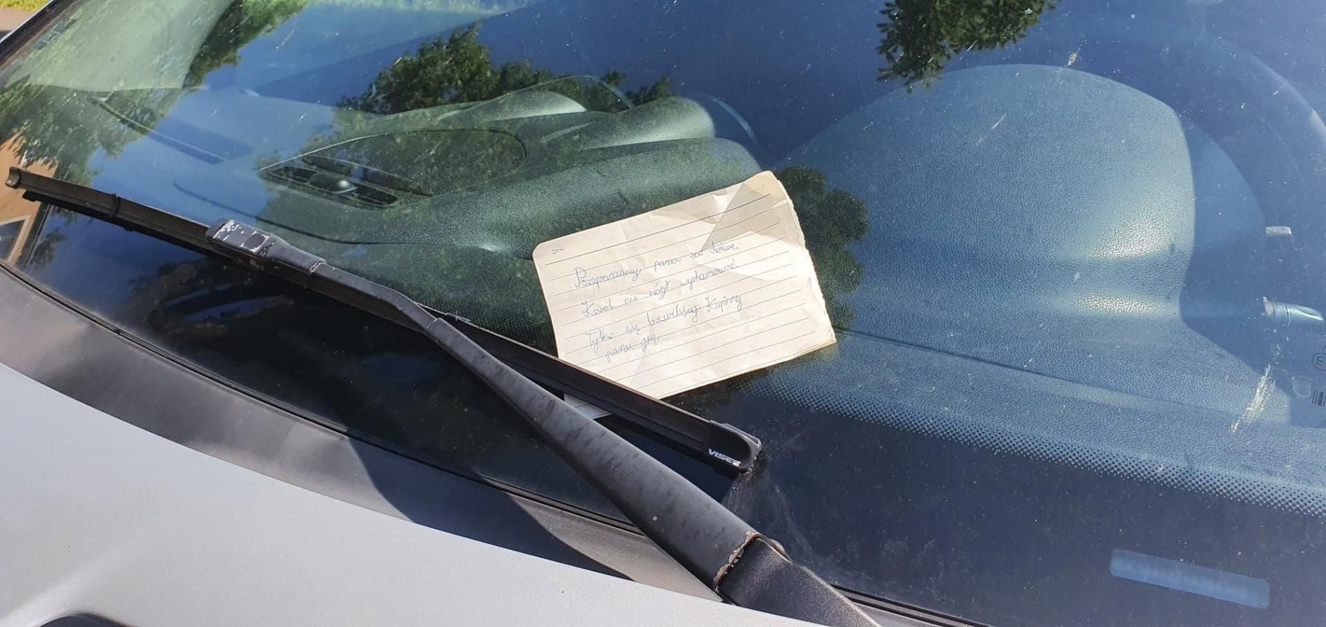 Taką kartkę znalazł za wycieraczką
