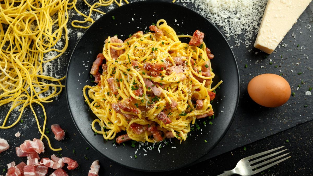 Carbonara to włoski sos przygotowywany na bazie sera, jajek oraz boczku