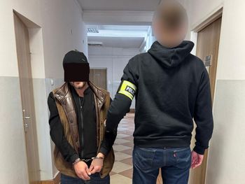 Warszawa: Oszust wpadł, gdy dokonywał seryjnych wypłat z bankomatu