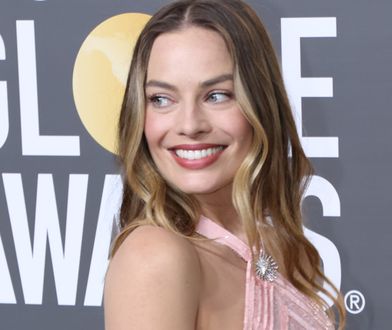 Niepozorna suknia a kilkaset godzin pracy. Margot Robbie w pudrowym różu na Złotych Globach