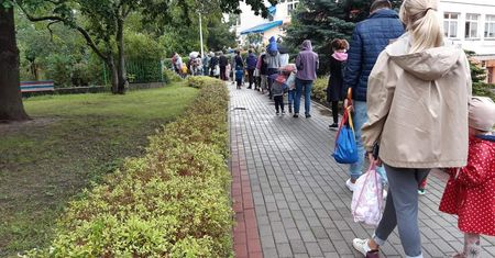 Pierwszy dzień szkoły i przedszkola. Kolejki przed przedszkolami w całej Polsce