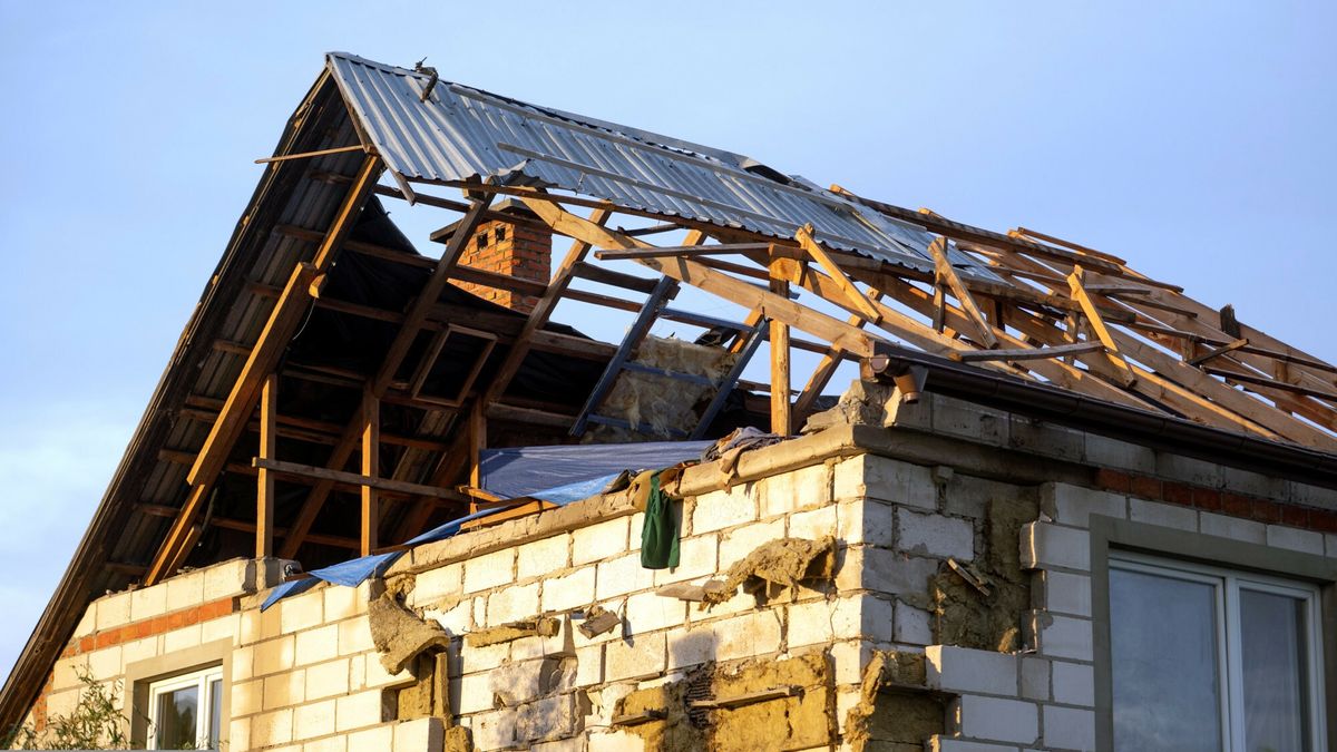 Na zdjęciu uszkodzony we wrześniu przez "zabłąkaną" rakietę dom w Wyrykach