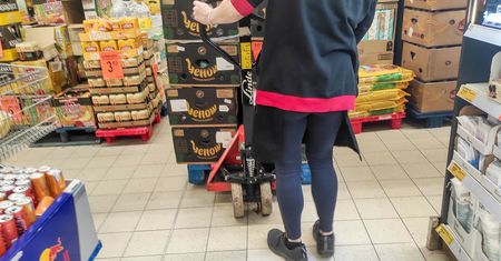 Robiła zakupy w Biedronce. Przerażające, co znalazła w sałacie