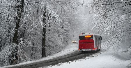 Naciąga potężna śnieżyca. Na drogach może być dramat