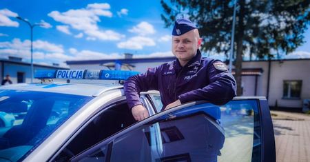Policjant po służbie zobaczył płonący dom. Nie wahał się ani przez moment