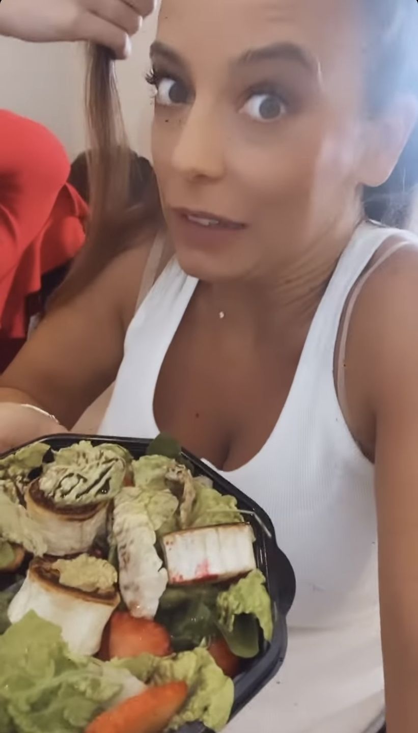 Zirytowana Anna Mucha pomstuje na sałatkę za 52 złote." Za to? TO MÓJ BIUST JEST WIĘKSZY!"