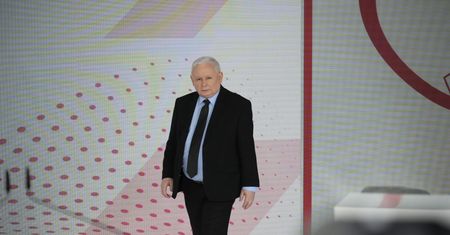 Przetasowania w PiS. Zbroją wojsko gotowe na wszystko