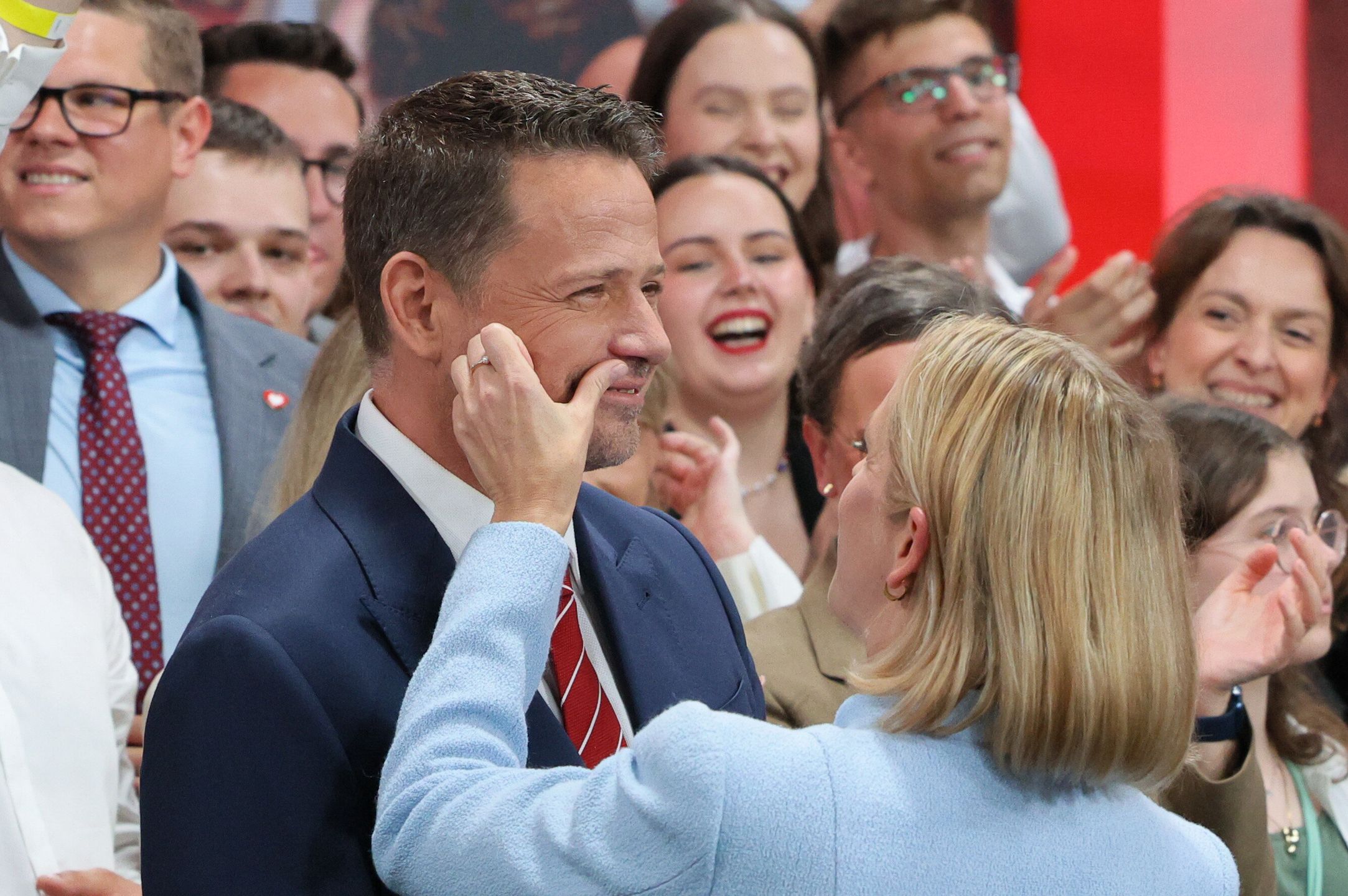 Warszawa, 01.06.2025. Wybory prezydenta RP - II tura. Kandydat KO w wyborach prezydenckich, prezydent Warszawy Rafał Trzaskowski (L) z żoną Małgorzatą (P) w sztabie wyborczym w Warszawie, 1 bm. Zakończyło się głosowanie w II turze wyborów prezydenta RP. (mr) PAP/Paweł Supernak