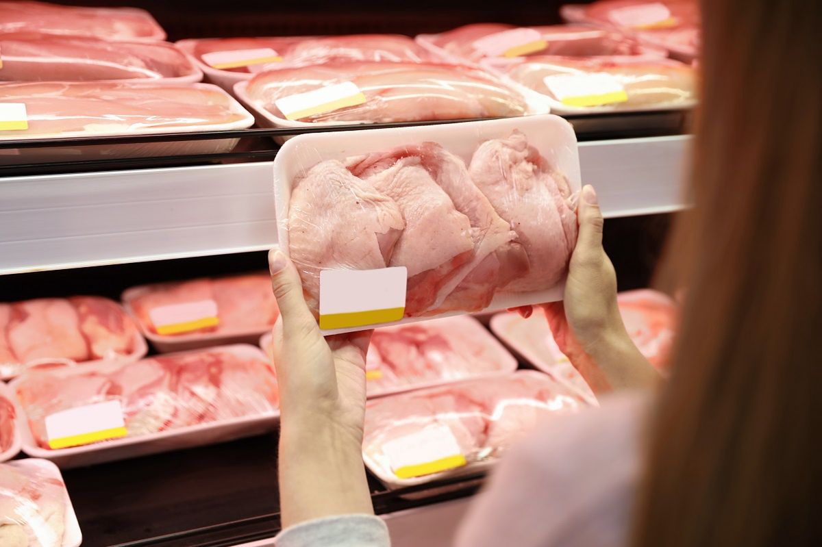 Zatrważające wyniki badań. Superbakterie w mięsie z kurczaka w popularnym sklepie