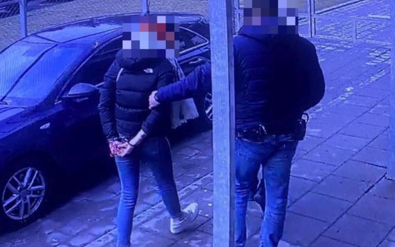 Skandaliczne sceny w barze. Wyprowadzili klientkę w kajdankach