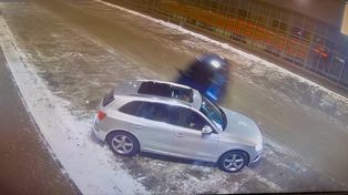 Chodzież: Drift na parkingu. Auto uderzyło w samochód z ludźmi