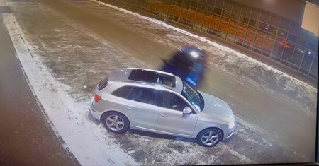 Chodzież: Drift na parkingu. Auto uderzyło w samochód z ludźmi