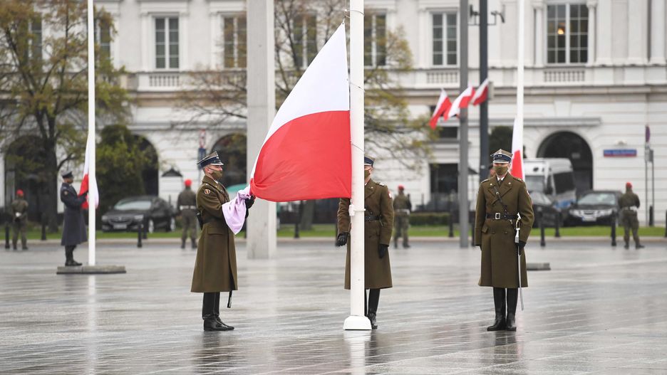 Warszawa, 02.05.2021. Ceremonia podniesienia flagi państwowej RP na placu Marszałka Józefa Piłsudskiego w Warszawie, 2 bm. Flaga zostanie podniesiona na 35 masztach ustawionych w kontur Polski. Trwają obchody Dnia Flagi RP. (kf) PAP/Piotr Nowak
