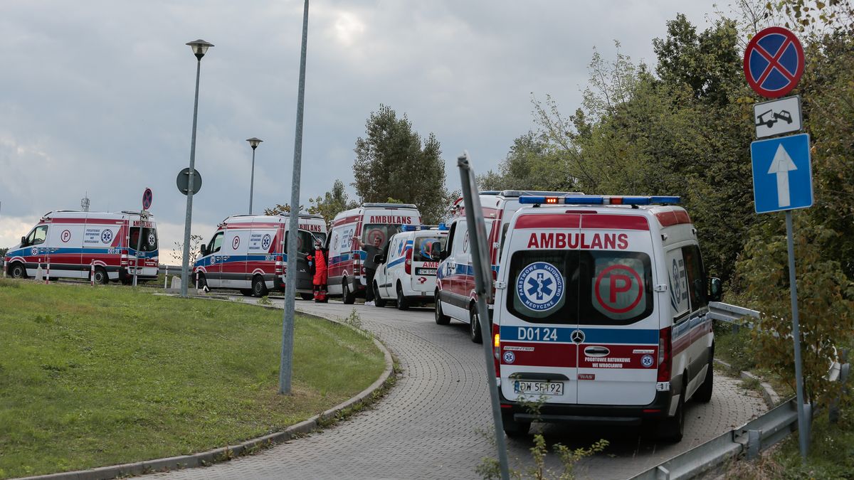 Kolejka do jednego z wrocławskich szpitali