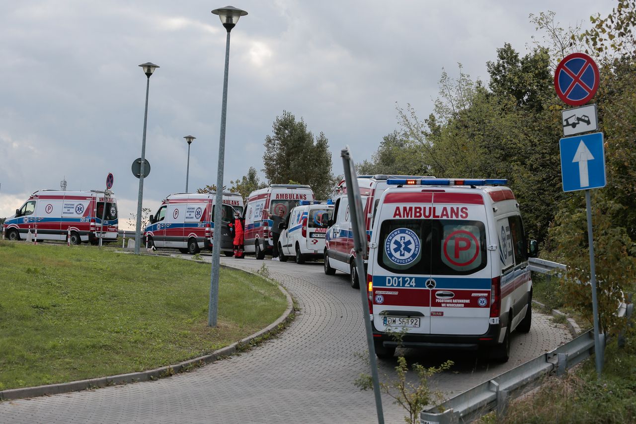 Kolejka do jednego z wrocławskich szpitali