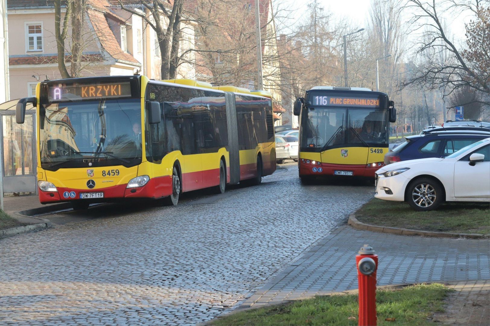 Na wąskiej Koszarowej, autobusy i inne większe pojazdy mają problem z mijaniem się. Zmienić ma to przebudowa.