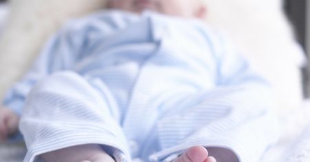 Trzylatek postrzelił w głowę swoją siostrę. Dziewczynka nie przeżyła
