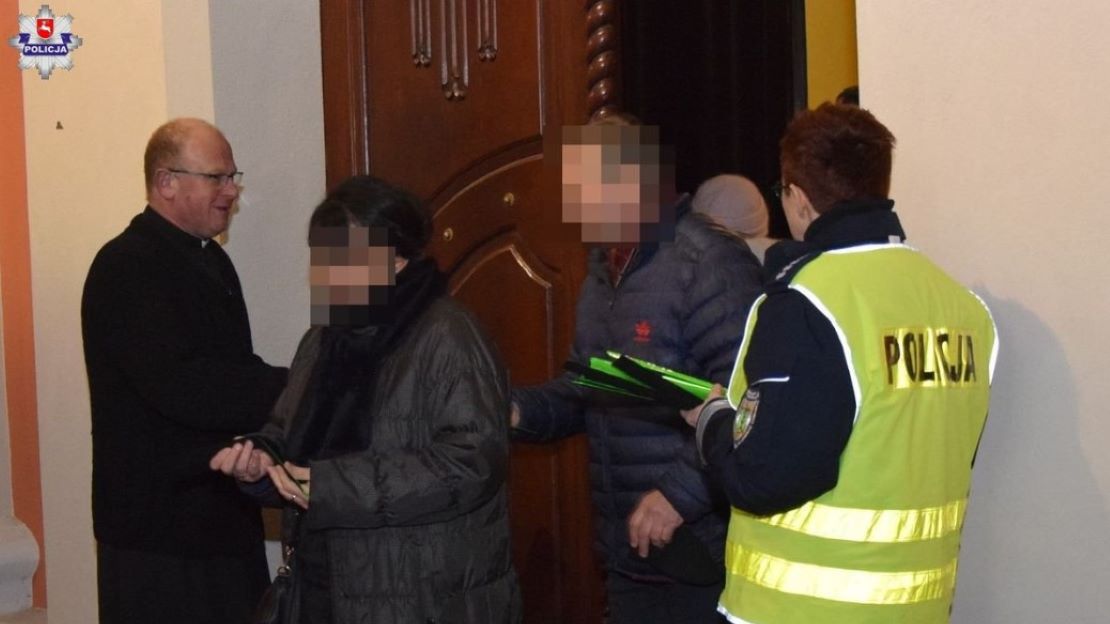 Policjanci po wieczornej mszy zawitali do kościoła w Janowie Lubelskim 
