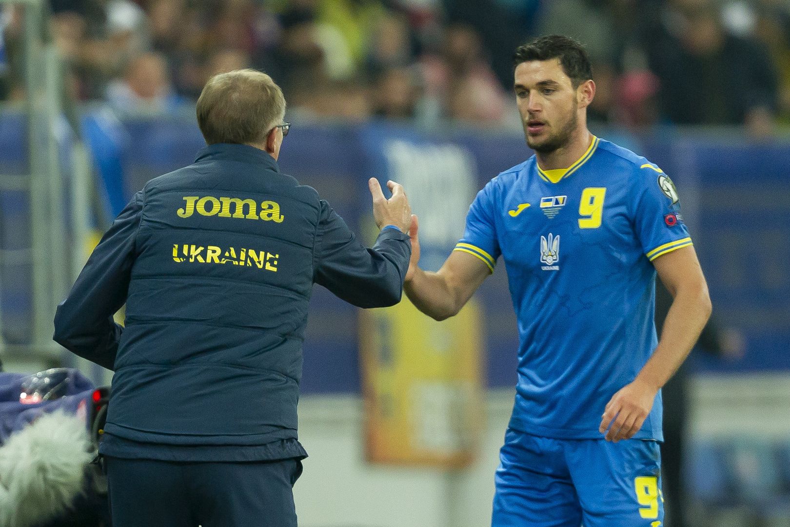 Lwiw, Ukraine - OCTOBER 12: (BILD OUT) head coach Olexandr Petrakov of Ukraine and Roman Yaremchuk of Ukraine look on during the 2022 FIFA World Cup Qualifier match between Ukraine and Bosnia-Herzegovina at Arena Lviv on October 12, 2021 in Lwiw, Ukraine. (Photo by Stanislav Vedmid/DeFodi Images via Getty Images)