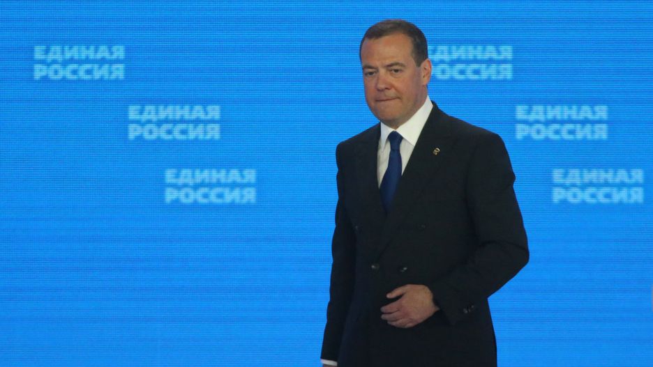 Były prezydent, premier Rosji, a obecnie wiceprzewodniczący rosyjskiej rady bezpieczeństwa, Dmitrij Miedwiediew, wykorzystuje media społecznościowe, by straszyc, obrażać i drwić 