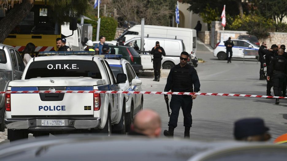 Policja odgradza drogę podczas operacji na południowych przedmieściach Glyfady w Atenach, Grecja, poniedziałek, 12 lutego 2024 r. 