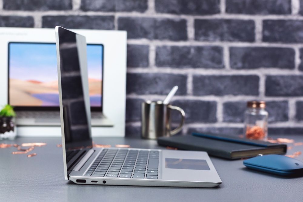 Microsoft Surface Laptop Go praca w Photoshop otwarty ekran