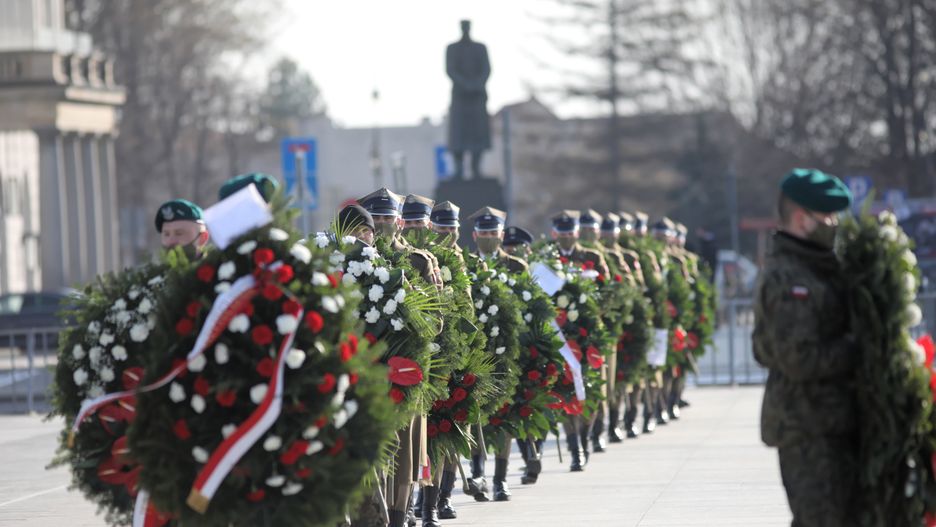 Warszawa. Obchody 11. rocznicy katastrofy smoleńskiej. Uroczystości na pl. Piłsudskiego 