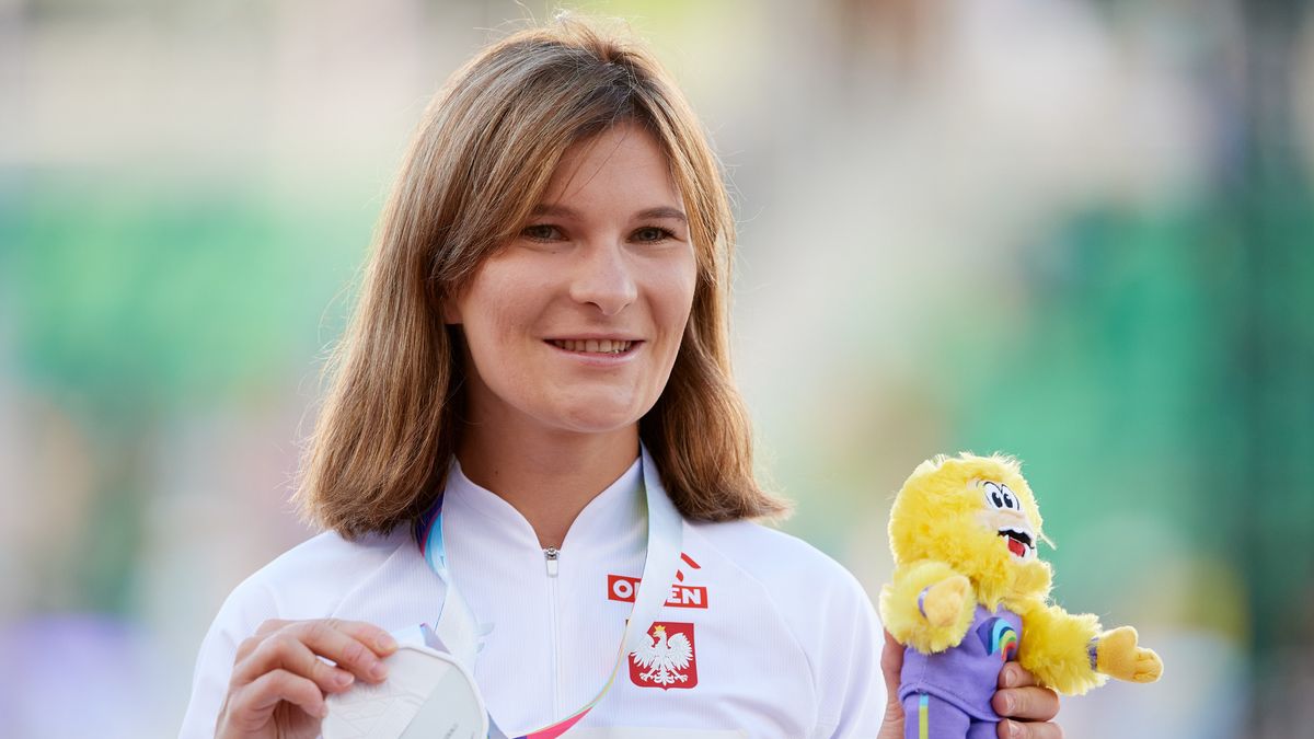 Eugene, Stany Zjednoczone, 16.07.2022. Lekkoatletyczne mistrzostwa świata - Eugene 2022. Polka Katarzyna Zdziebło ze srebrnym medalem podczas ceremonii medalowej zwycięzców chodu na 20 km, 16 bm. (mk) PAP/Adam Warżawa