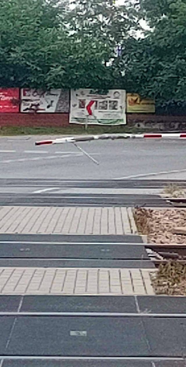 Rogatka na przejeździe od dwóch miesięcy posklejana taśmą. Mieszkańcy mówią, że to wstyd dla kolei