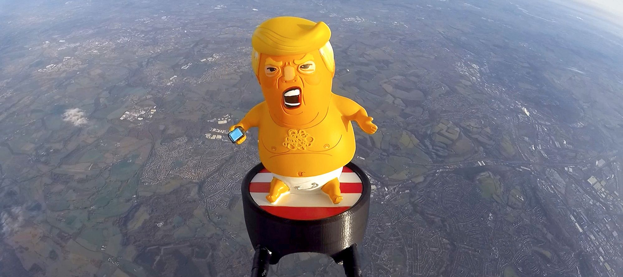 Figurka Trumpa w kosmosie to niezły żart. Zdjęcia wyglądają zabawnie 2