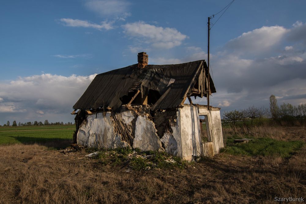 Historia pewnej chatki pod Warszawą. To tajemnicze miejsce przyciąga go od lat 10