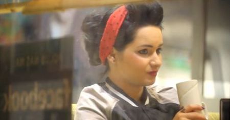 Ewelina Lisowska z chustką na głowie