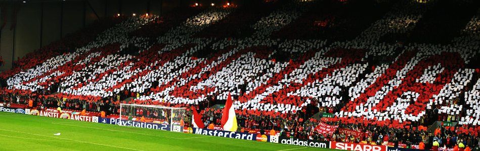 Kibice na Kop trzymają mozaikę podczas meczu Liverpoolu z Juventusem, 6 kwietnia 2005 r. "Amicizia" po włosku oznacza "przyjaźń" fot. Phillip Chambers - kop_juve on Flickr/CC BY-SA 3.0