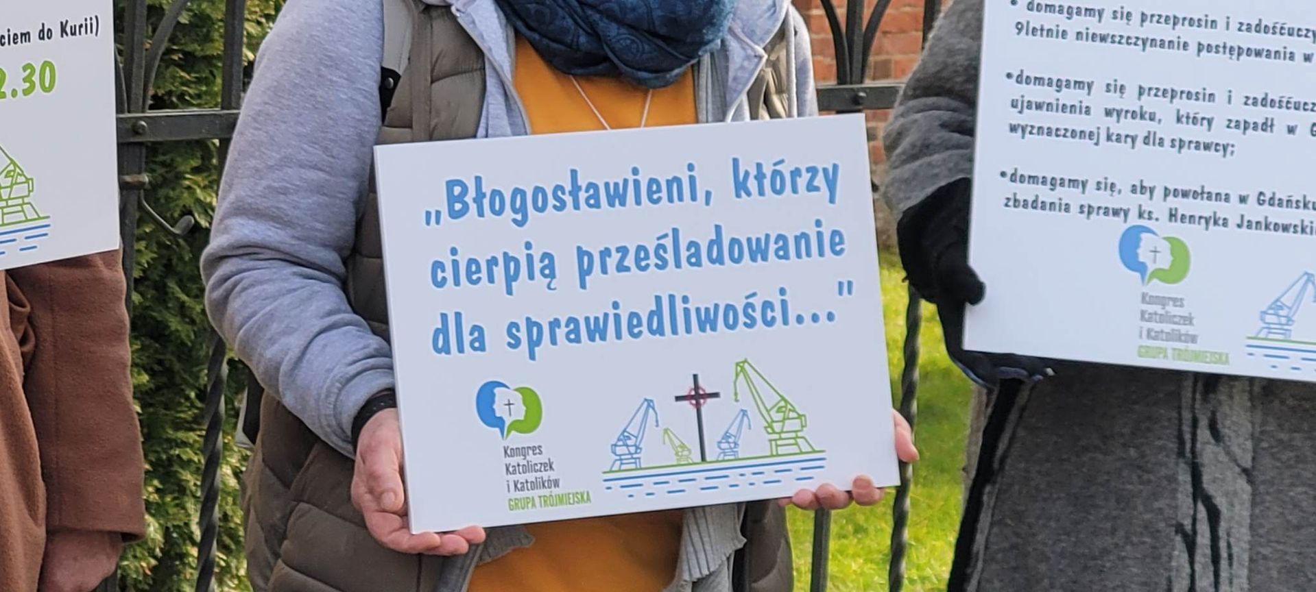 Protest działaczy Kongresu Katoliczek i Katolików przed gdańską kurią