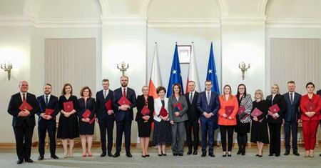 Ile zarabiają ministrowie? Ile zarobią tymczasowi?