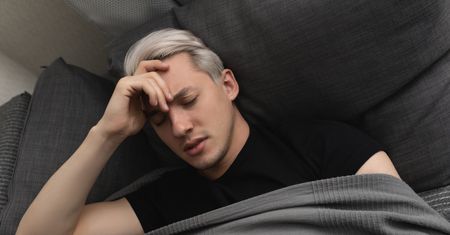 Nieuleczalna choroba wyniszcza stawy. Na początku przypomina grypę