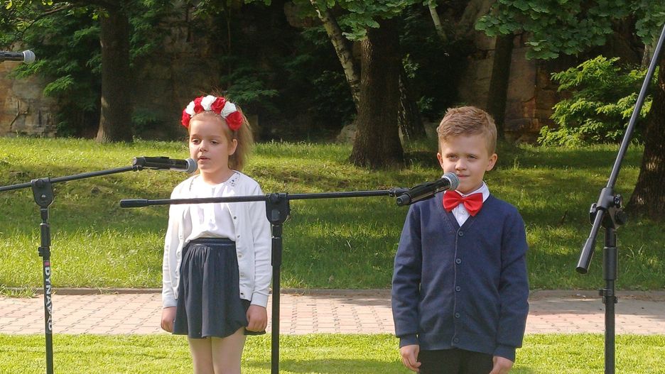 Wieczór pieśni partyzanckiej i patriotycznej w wykonaniu dzieci i młodzieży przy Ławeczce &#34;Halnego&#34; w Starachowicach