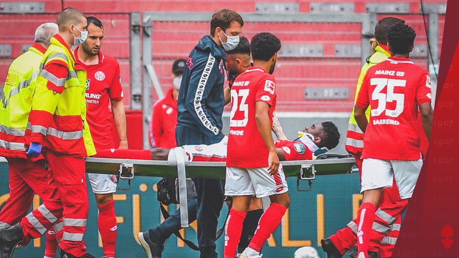 Taiwo Awoniyi został zniesiony z boiska na noszach