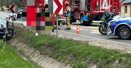 83-latek wjechał toyotą prosto pod rozpędzonego tira. Zginął na miejscu, jego żona walczy o życie w szpitalu