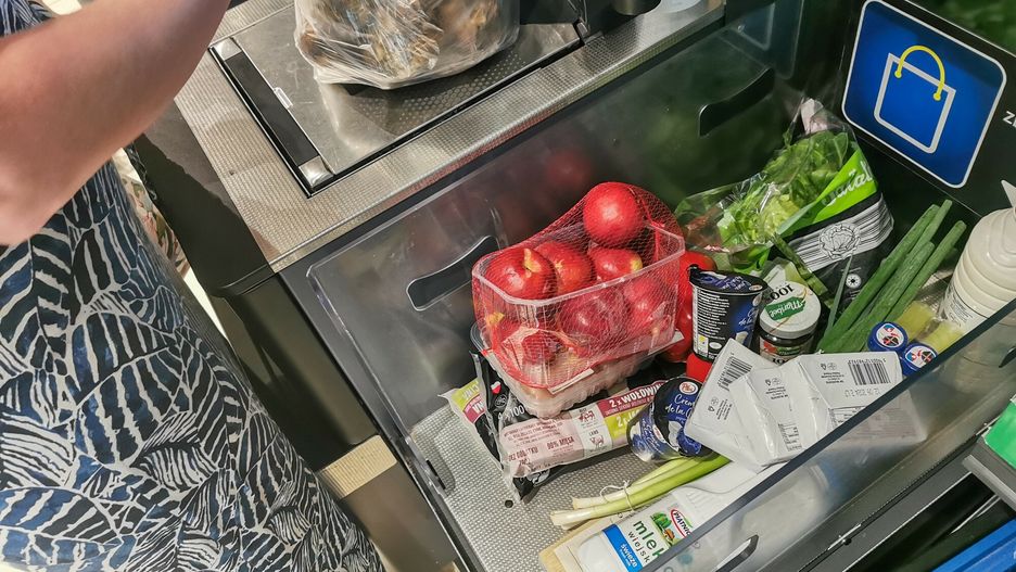 Tajemnicza torebka przy kasach samoobsługowych