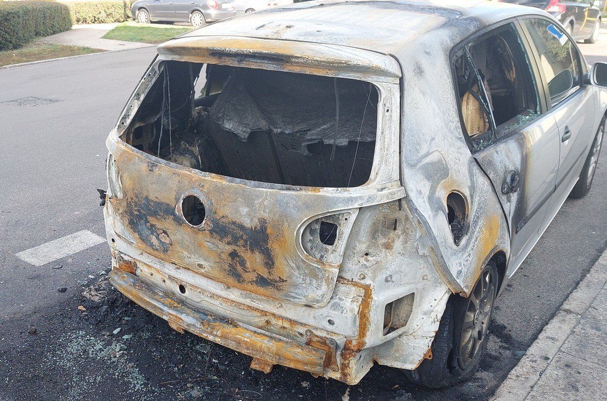 Włocławek: Nocny pożar na ul. Brackiej. Cztery samochody uszkodzone